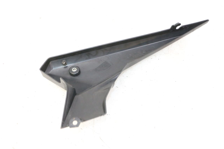 photo de TAMPA DEBAIXO DO BANCO DIREITA YAMAHA XJ6 ABS 600 (2008 - 2016) - Ampliação técnica