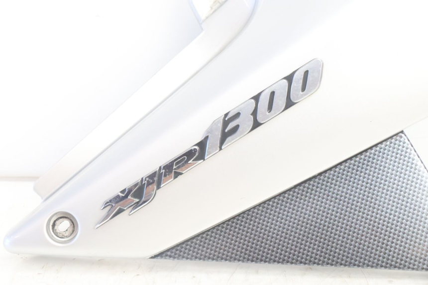 photo de TAMPA DIREITA SOB O ASSENTO YAMAHA XJR 1300 (1998 - 2002) - Detalhe da peça