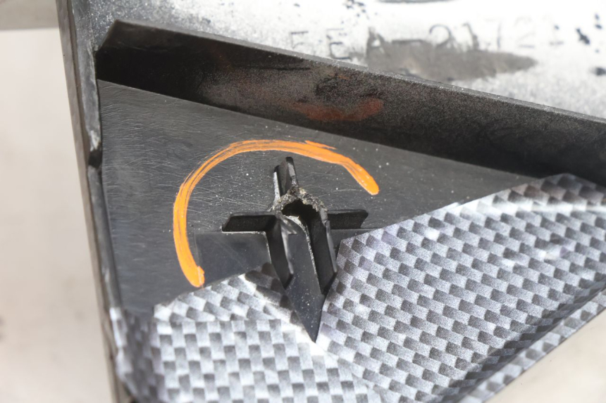 photo de TAMPA DIREITA SOB O ASSENTO YAMAHA XJR 1300 (1998 - 2002) - Estado da superfície