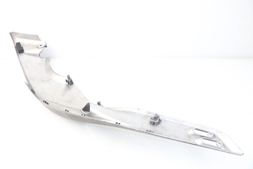 photo de TAMPA LATERAL DIREITA SOBRE O BANCO YAMAHA XP T-MAX TMAX ABS 500 (2004 - 2007) - Detalhe da peça
