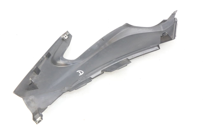 photo de TAMPA LATERAL DIREITA SOB O BANCO YAMAHA XP T-MAX TMAX ABS 530 (2012 - 2015) - Zoom do estado de desgaste