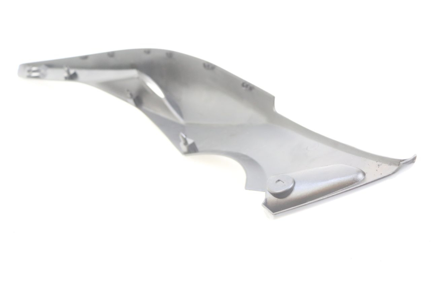 photo de TAMPA LATERAL DIREITA SOBRE O BANCO YAMAHA XP T-MAX TMAX ABS 500 (2004 - 2007) - Ampliação técnica
