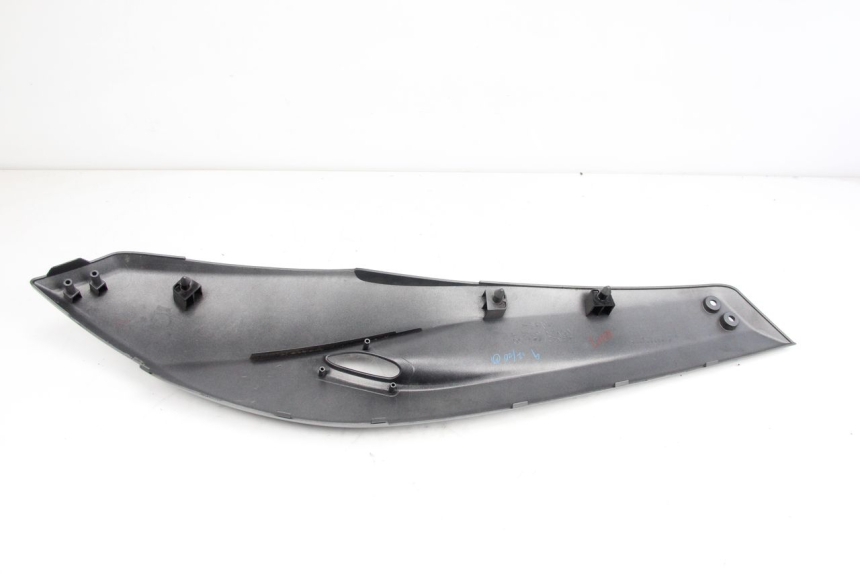 photo de TAMPA LATERAL DIREITA SOB O BANCO YAMAHA XP T-MAX TMAX 500 (2008 - 2012) - Ampliação técnica