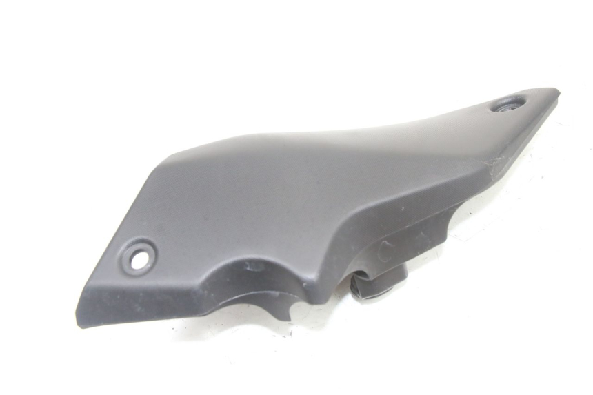 photo de TAMPA LATERAL DIREITA SOB O BANCO YAMAHA TRACER 7 700 (2020 - 2024) - Detalhe da peça