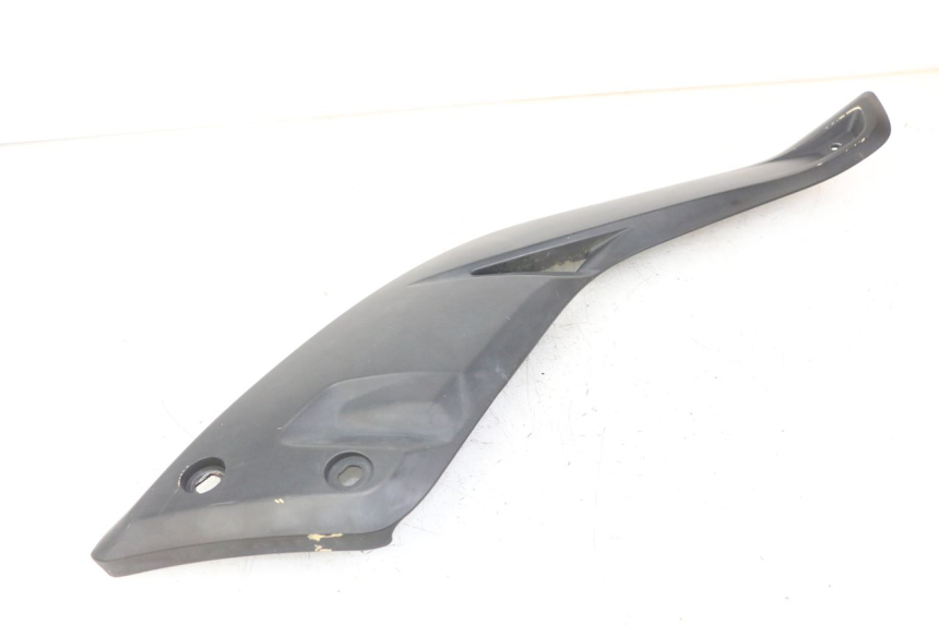photo de TAMPA LATERAL DIREITA SOB O BANCO YAMAHA X-MAX XMAX ABS 250 (2010 - 2014) - Detalhe da peça