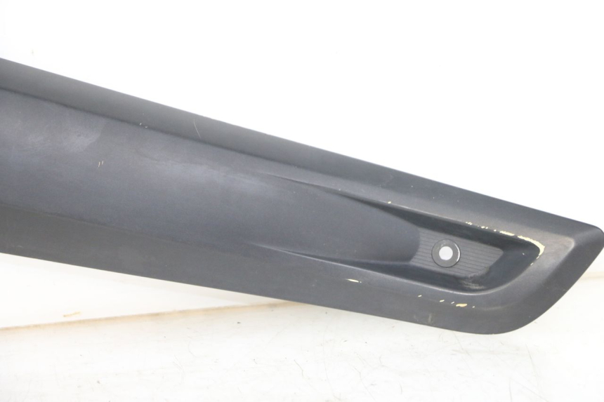 photo de TAMPA LATERAL DIREITA SOB O BANCO YAMAHA X-MAX XMAX ABS 250 (2010 - 2014) - Detalhes característicos