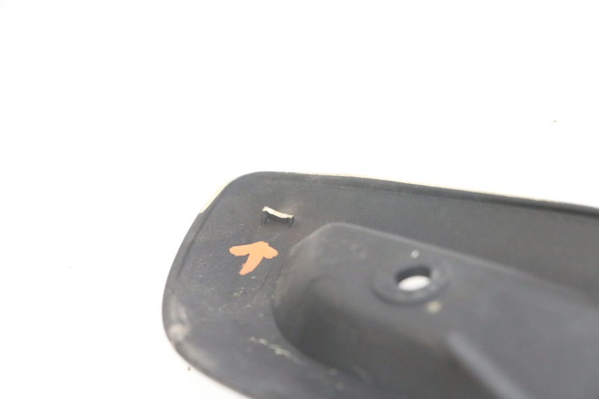 photo de TAMPA LATERAL DIREITA SOB O BANCO YAMAHA X-MAX XMAX ABS 250 (2010 - 2014) - Zoom do estado de desgaste