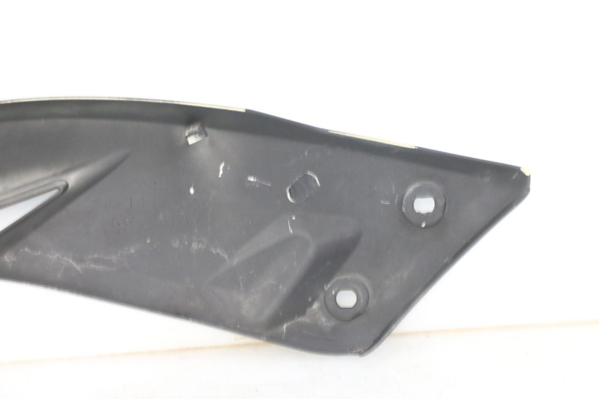photo de TAMPA LATERAL DIREITA SOB O BANCO YAMAHA X-MAX XMAX ABS 250 (2010 - 2014) - Estado da superfície