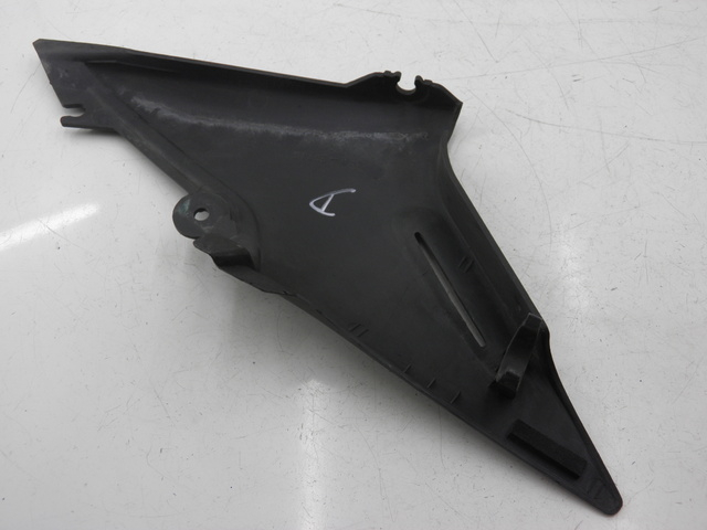 photo de TAMPA LATERAL DIREITA SOB O BANCO YAMAHA XJS DIVERSION 600 (1997 - 1999) - Detalhe da peça