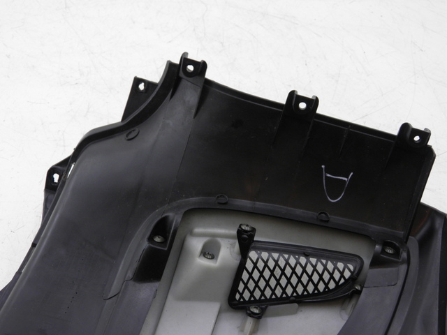 photo de TAMPA LATERAL DIREITA SOB O BANCO YAMASAKI YM50QT-N3 RETRO 50 (2012 - 2014) - Detalhes característicos