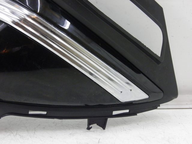 photo de TAMPA LATERAL DIREITA SOB O BANCO YAMASAKI YM50QT-N3 RETRO 50 (2012 - 2014) - Pontos de fixação
