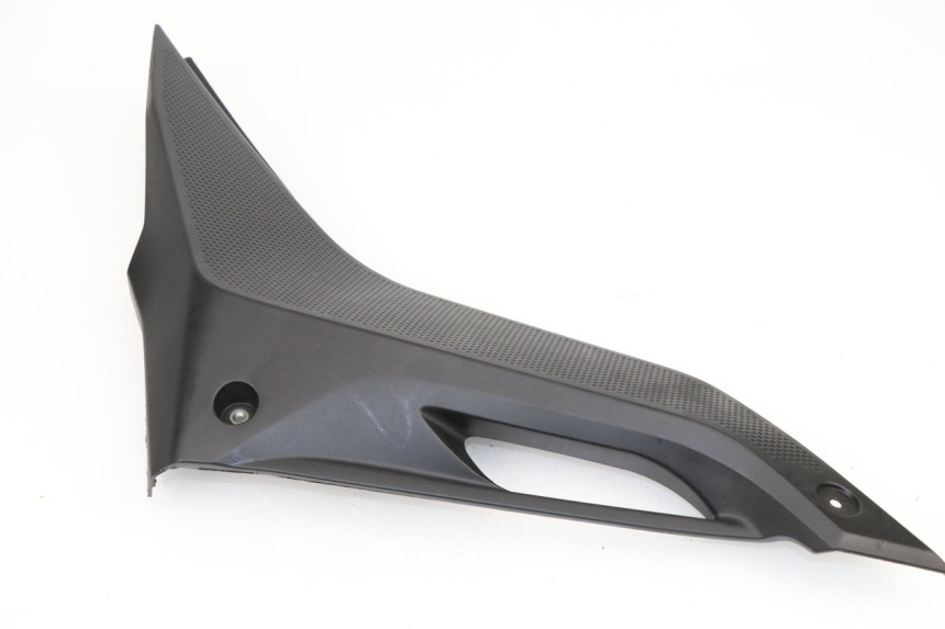 photo de TAMPA LATERAL DIREITA SOB O BANCO YAMAHA YZF R 125 (2008 - 2013) - Detalhe da peça