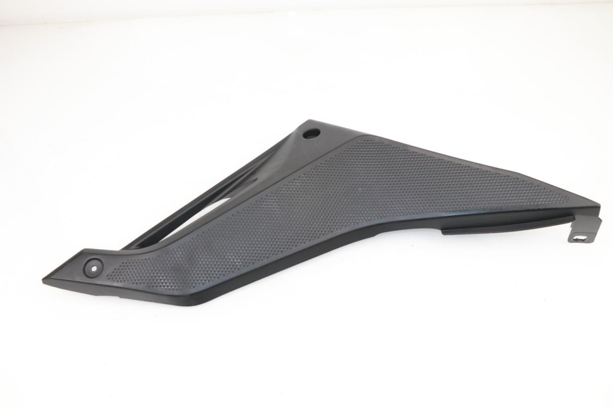 photo de TAMPA LATERAL DIREITA SOB O BANCO YAMAHA YZF R 125 (2008 - 2013) - Zoom do estado de desgaste