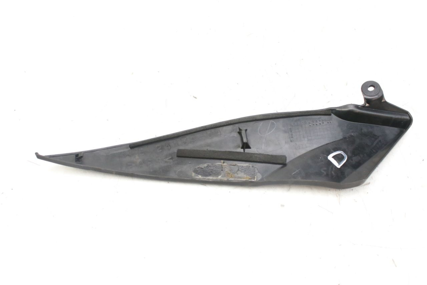 photo de TAMPA LATERAL DIREITA SOBRE O BANCO YAMAHA YZF R1 1000 (2007 - 2008) - Detalhe da peça