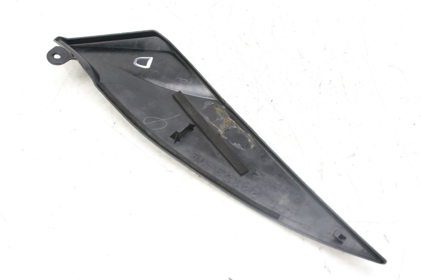 photo de TAMPA LATERAL DIREITA SOBRE O BANCO YAMAHA YZF R1 1000 (2007 - 2008) - Zoom do estado de desgaste