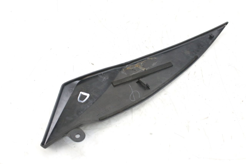 photo de TAMPA LATERAL DIREITA SOBRE O BANCO YAMAHA YZF R1 1000 (2007 - 2008) - Outro ângulo de visão