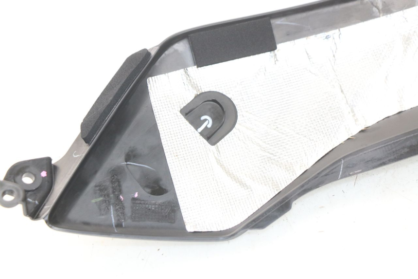 photo de TAMPA LATERAL DIREITA SOBRE O BANCO KAWASAKI Z Z900 900 (2017 - 2019) - Zoom do estado de desgaste