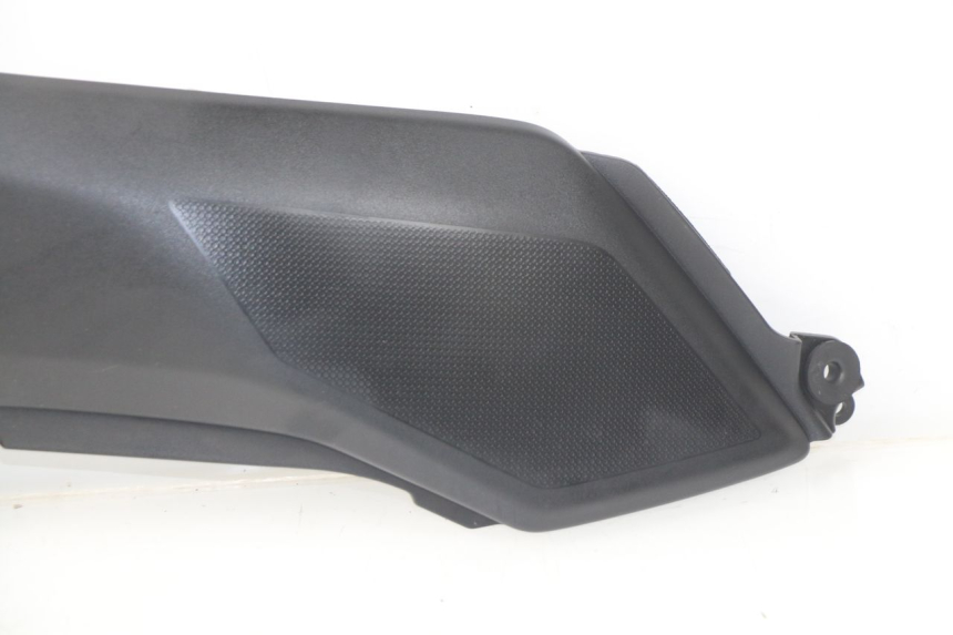 photo de TAMPA LATERAL DIREITA SOBRE O BANCO KAWASAKI Z Z900 900 (2017 - 2019) - Estado da superfície