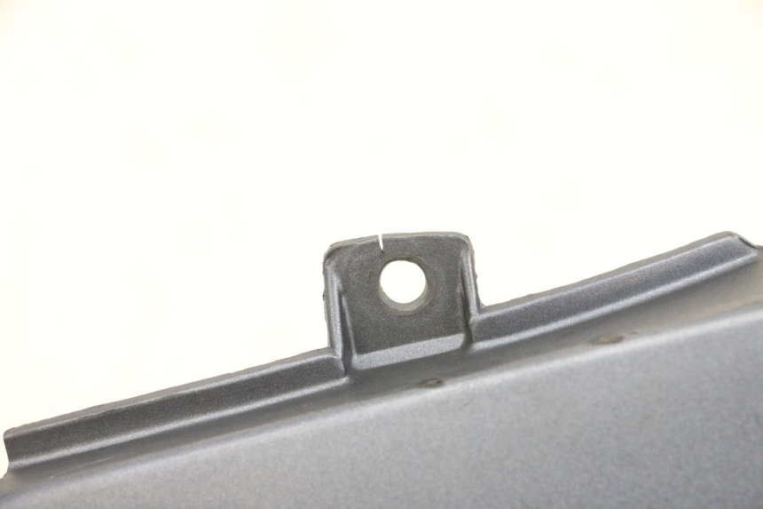 photo de TAMPA LATERAL DIREITA SOB O BANCO KAWASAKI ZR 7 750 (1999 - 2004) - Detalhe da peça