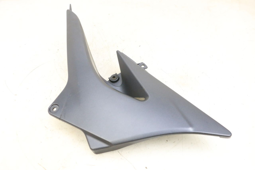 photo de TAMPA LATERAL DIREITA SOB O BANCO KAWASAKI ZR 7 750 (1999 - 2004) - Outro ângulo de visão
