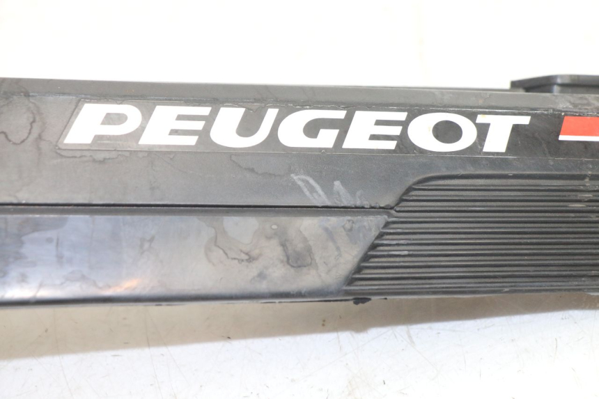 photo de TAMPA DEBAIXO DO ASSENTO ESQUERDO PEUGEOT 103 SPX CLIP 50 (1989 - 1992) - Outro ângulo de visão