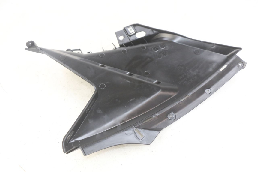 photo de TAMPA DEBAIXO DO BANCO ESQUERDO KYMCO AGILITY 16+ 4T 50 (2018 - 2023) - Outro ângulo de visão