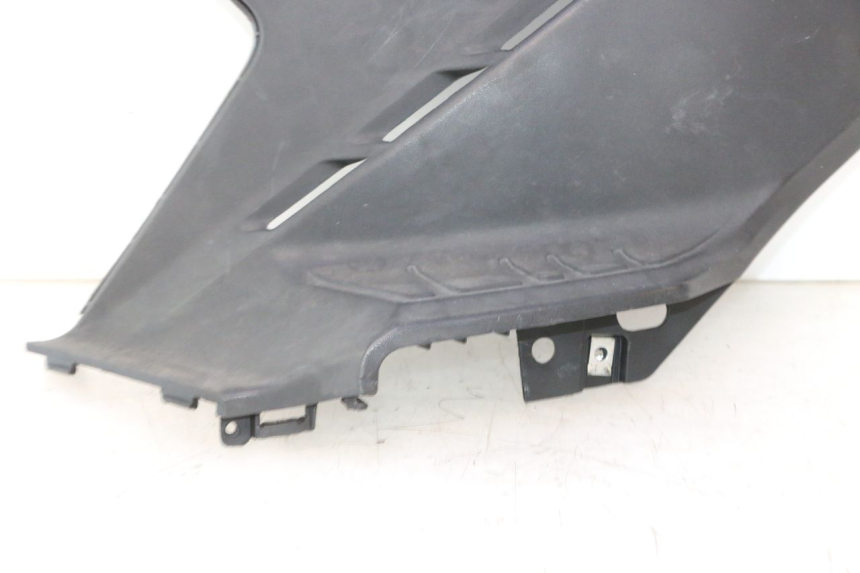 photo de TAMPA DEBAIXO DO ASSENTO ESQUERDO KYMCO AGILITY CITY 16P 125 (2015 - 2024) - Outro ângulo de visão