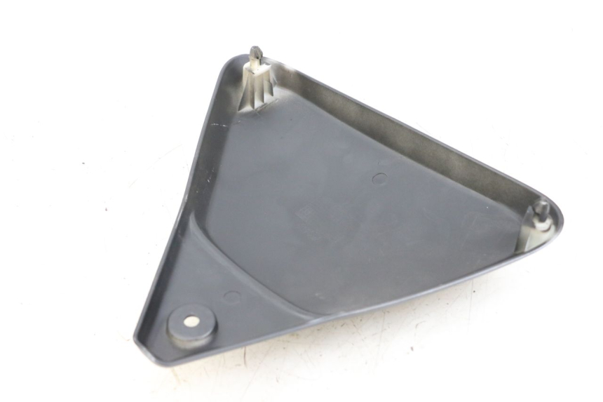 photo de TAMPA DEBAIXO DO ASSENTO ESQUERDO ARCHIVE CAFE RACER 4T 50 (2019 - 2024) - Detalhe da peça
