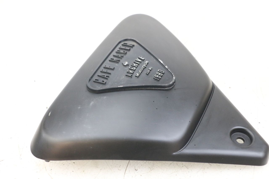 photo de TAMPA DEBAIXO DO ASSENTO ESQUERDO ARCHIVE CAFE RACER 4T 50 (2019 - 2024) - Zoom do estado de desgaste