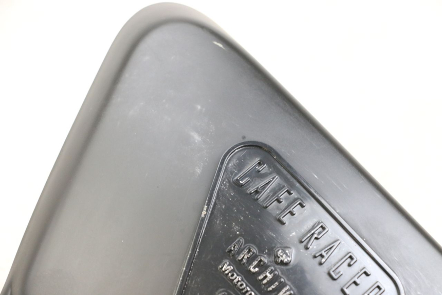 photo de TAMPA DEBAIXO DO ASSENTO ESQUERDO ARCHIVE CAFE RACER 4T 50 (2019 - 2024) - Ampliação técnica
