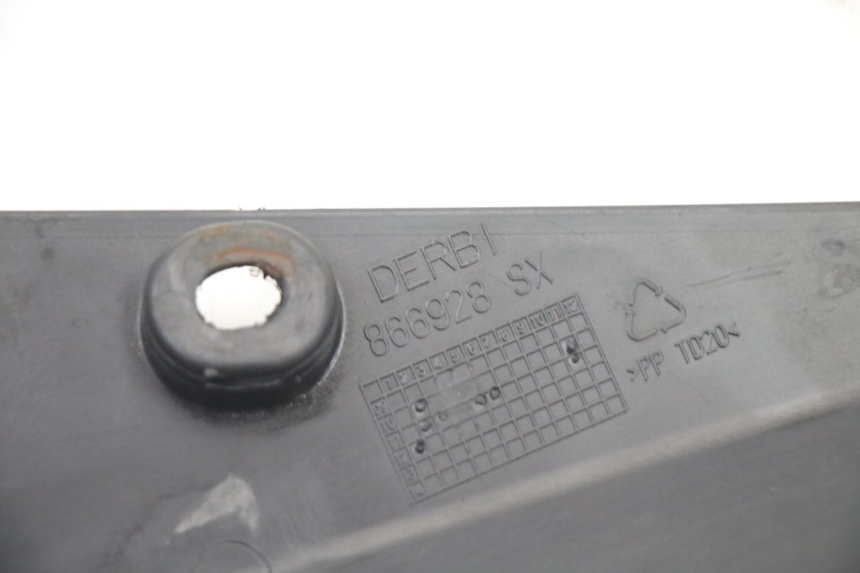 photo de TAMPA DEBAIXO DO BANCO ESQUERDO DERBI SENDA SM DRD X-TREME 50 (2011 - 2017) - Ampliação técnica