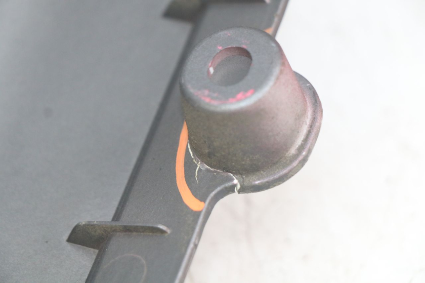 photo de TAMPA DEBAIXO DO ASSENTO ESQUERDO PEUGEOT DJANGO 4T 50 (2014 - 2019) - Ampliação técnica