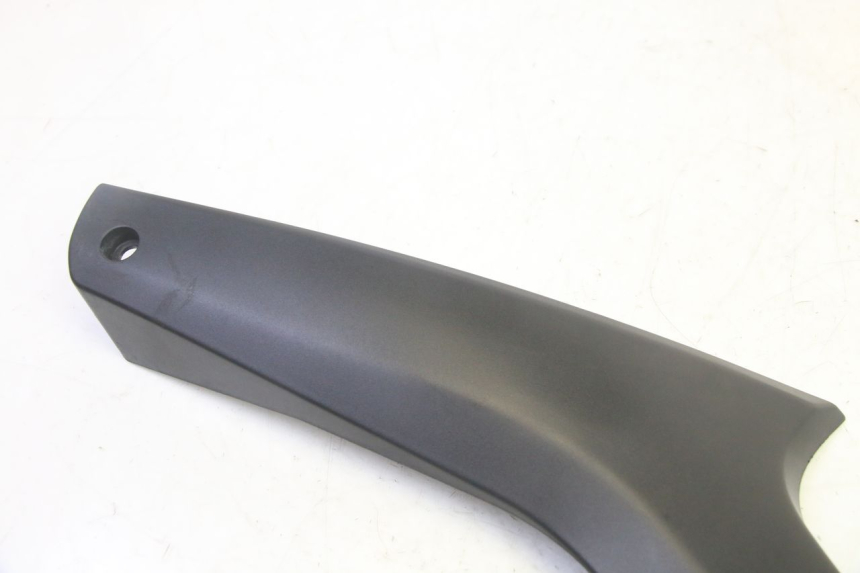 photo de TAMPA DEBAIXO DO ASSENTO ESQUERDO SUZUKI DL V STROM 1000 (2002 - 2007) - Detalhe da peça