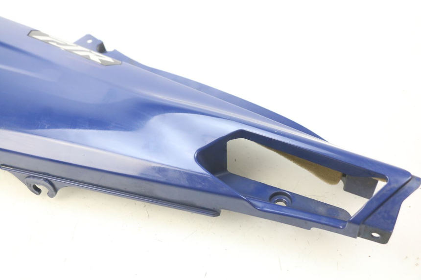 photo de TAMPA DEBAIXO DO BANCO ESQUERDO YAMAHA FJR ABS 1300 (2016 - 2020) - Zoom do estado de desgaste