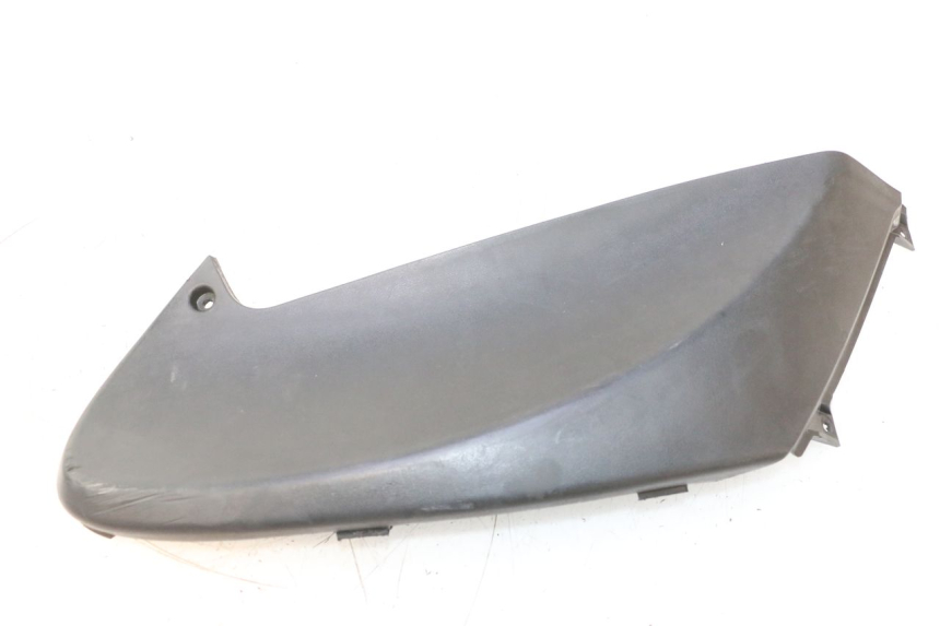 photo de TAMPA DEBAIXO DO BANCO ESQUERDO PIAGGIO FLY 2T 50 (2004 - 2017) - Detalhe da peça
