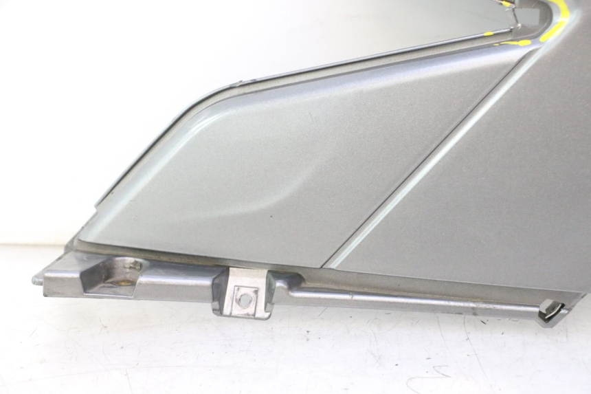 photo de TAMPA DEBAIXO DO ASSENTO ESQUERDO GILERA GP 800 (2007 - 2013) - Detalhe da peça