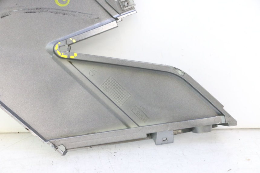 photo de TAMPA DEBAIXO DO ASSENTO ESQUERDO GILERA GP 800 (2007 - 2013) - Marcações e referências