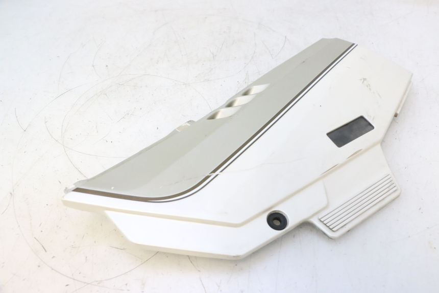 photo de TAMPA ESQUERDA SOB O ASSENTO KAWASAKI GPX F ZX750F 750 (1986 - 1990) - Detalhe da peça