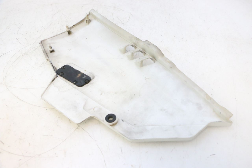 photo de TAMPA ESQUERDA SOB O ASSENTO KAWASAKI GPX F ZX750F 750 (1986 - 1990) - Peça verificada