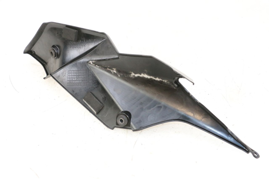 photo de TAMPA DEBAIXO DO BANCO ESQUERDO SUZUKI GSR 750 (2011 - 2017) - Detalhe da peça
