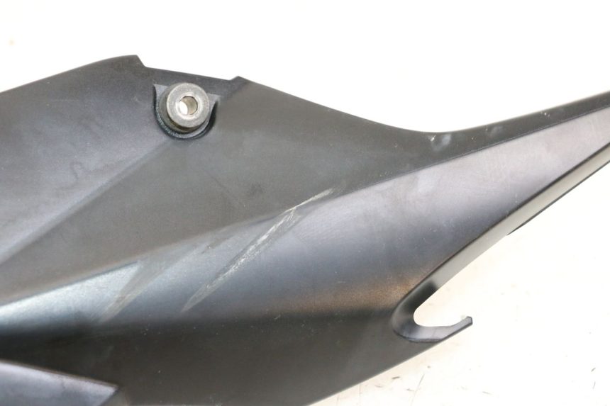 photo de TAMPA DEBAIXO DO BANCO ESQUERDO SUZUKI GSR 750 (2011 - 2017) - Detalhe da peça