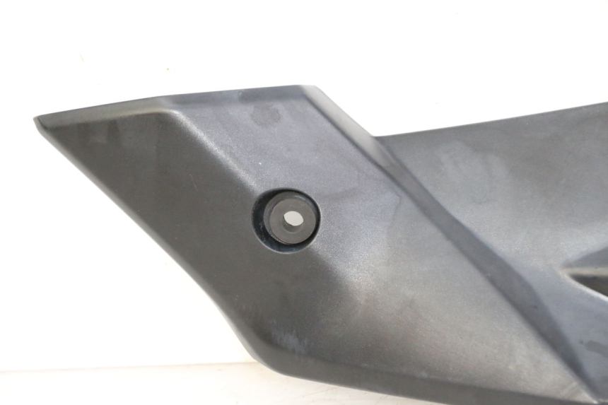 photo de TAMPA DEBAIXO DO BANCO ESQUERDO SUZUKI GSR 750 (2011 - 2017) - Detalhes característicos
