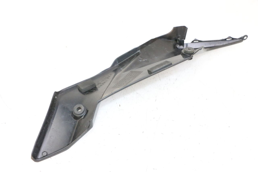 photo de TAMPA DEBAIXO DO BANCO ESQUERDO SUZUKI GSR 750 (2011 - 2017) - Zoom do estado de desgaste
