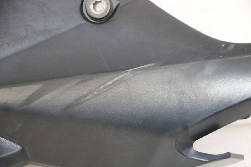 photo de TAMPA DEBAIXO DO BANCO ESQUERDO SUZUKI GSR 750 (2011 - 2017) - Marcações e referências