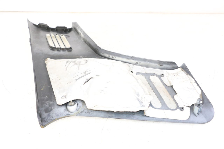 photo de TAMPA DEBAIXO DO ASSENTO ESQUERDO HONDA CBR F 1000 (1993 - 1996) - Detalhe da peça