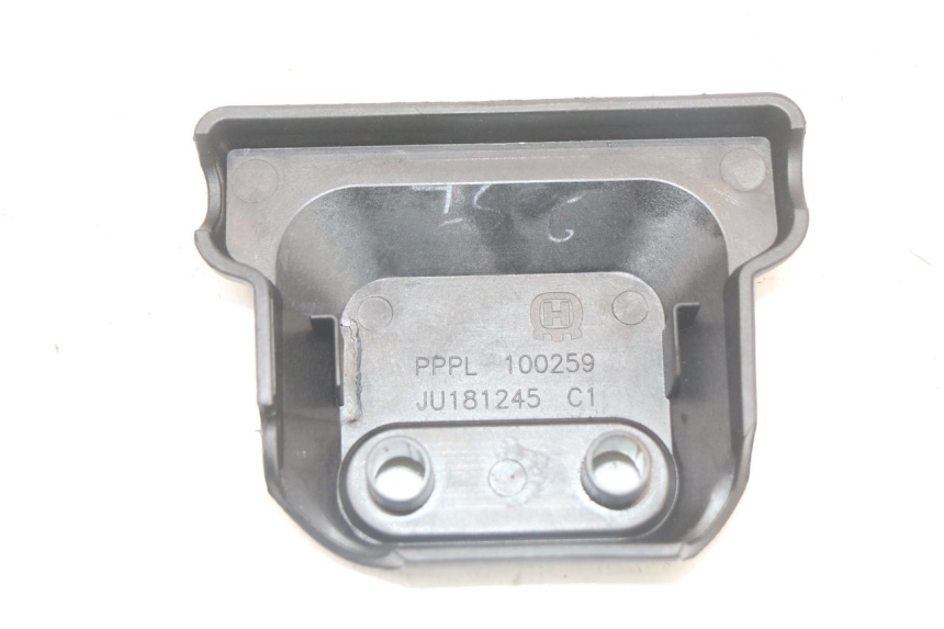 photo de TAMPA DEBAIXO DO ASSENTO ESQUERDO HUSQVARNA SVARTPILEN 401 (2018 - 2023) - Zoom do estado de desgaste