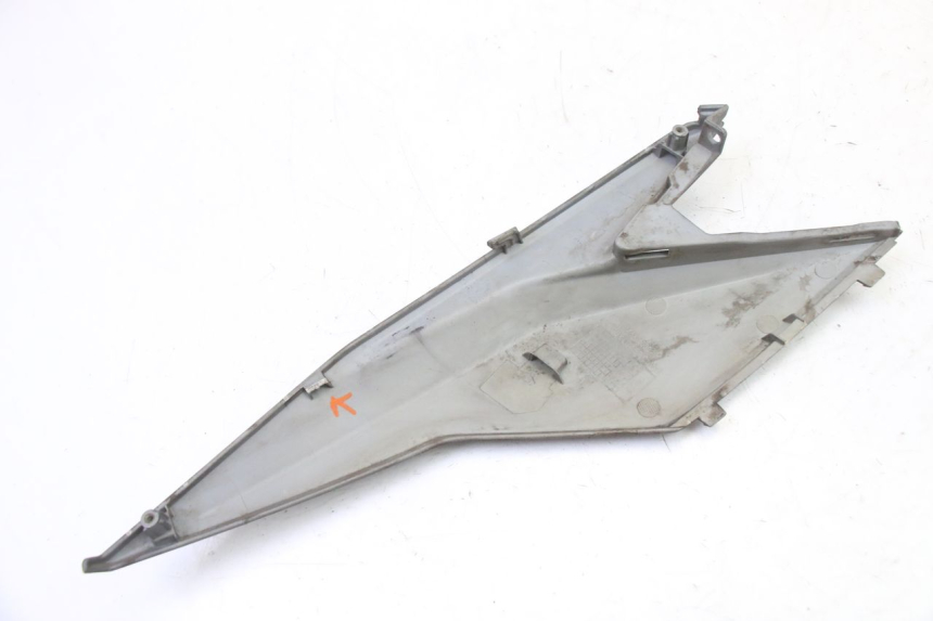 photo de TAMPA DEBAIXO DO ASSENTO ESQUERDO SYM JET 14 4T 50 (2018 - 2022) - Outro ângulo de visão