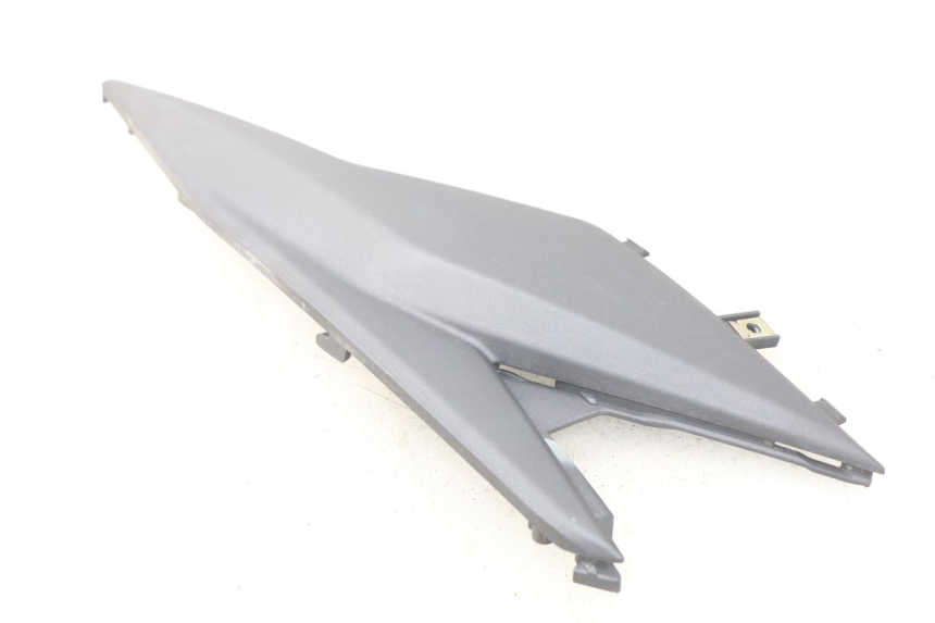 photo de TAMPA DEBAIXO DO ASSENTO ESQUERDO SYM JET 4 4T 50 (2018 - 2021) - Detalhe da peça