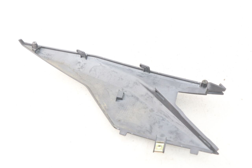 photo de TAMPA DEBAIXO DO ASSENTO ESQUERDO SYM JET 4 4T 50 (2018 - 2021) - Outro ângulo de visão