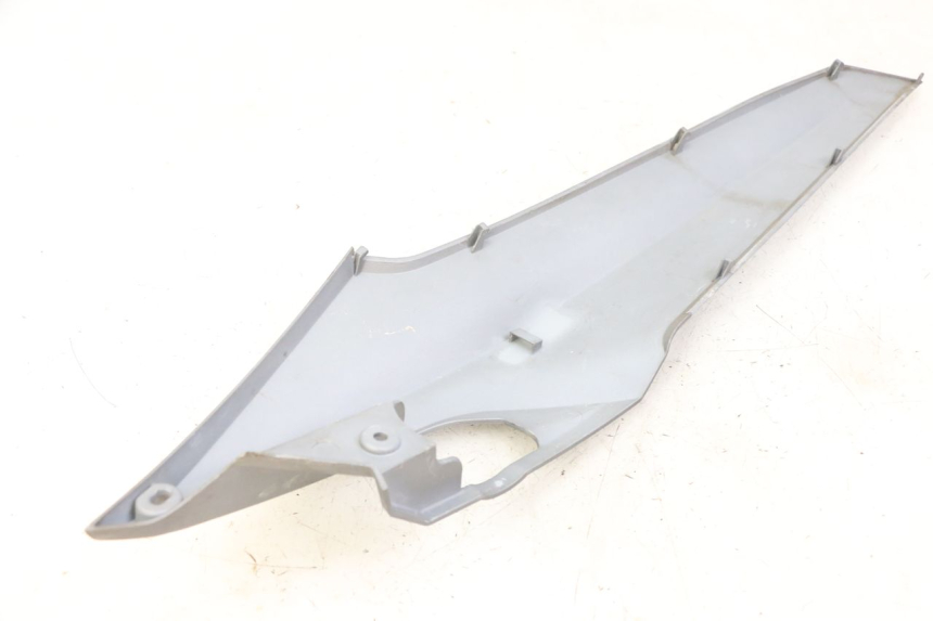 photo de TAMPA DEBAIXO DO ASSENTO ESQUERDO SYM JOYMAX 125 (2010 - 2017) - Detalhe da peça